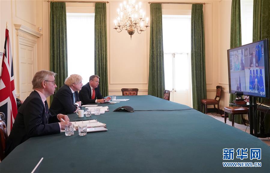 6月15日，英国首相约翰逊（左二）在英国伦敦首相府与欧洲理事会主席米歇尔、欧盟委员会主席冯德莱恩、欧洲议会议长萨索利举行视频会谈。新华社发（英国首相府供图）